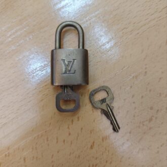 Candado vintage original de la prestigiosa firma de lujo Louis Vuitton. 307 8 1000463580 1 scaled