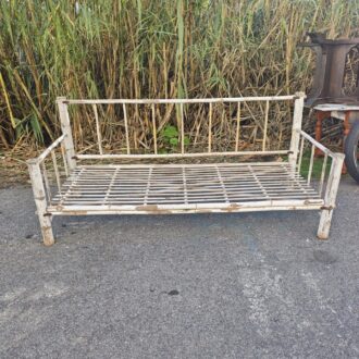 Sofá de Bambú Estilo Rústico Vintage con Cojines Blancos 8 1000464067 scaled