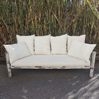 Sofá de Bambú Estilo Rústico Vintage con Cojines Blancos 7 1000464070 scaled