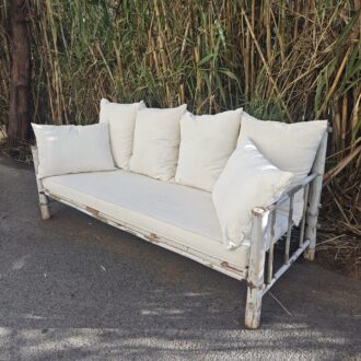 Sofá de Bambú Estilo Rústico Vintage con Cojines Blancos 10 1000464071 scaled