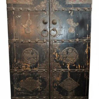 Puerta Antigua Oriental de Madera Noble con Herrajes de Hierro