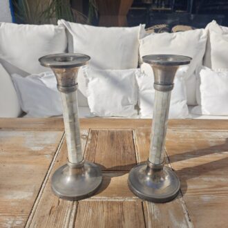 Pareja de Candelabros Vintage de Nácar y Metal Plateado - Estilo Elegante Mid-Century 6 1000470856 scaled
