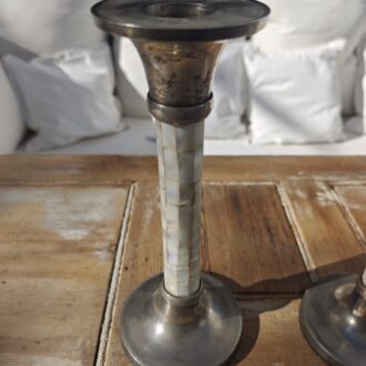 Pareja de Candelabros Vintage de Nácar y Metal Plateado - Estilo Elegante Mid-Century 9 1000470857 scaled