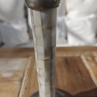 Pareja de Candelabros Vintage de Nácar y Metal Plateado - Estilo Elegante Mid-Century 7 1000470858 scaled