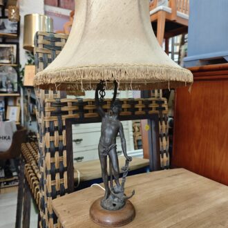 Lámpara de Mesa Vintage con Escultura de metal y Pantalla con Flecos - Estilo Clásico Elegante 7 1000472569 scaled