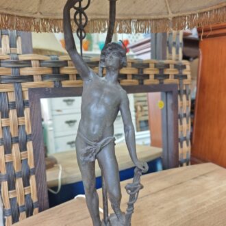 Lámpara de Mesa Vintage con Escultura de metal y Pantalla con Flecos - Estilo Clásico Elegante 8 1000472571 scaled