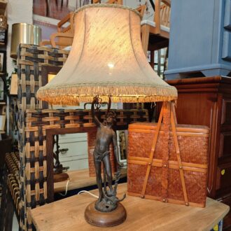 Lámpara de Mesa Vintage con Escultura de metal y Pantalla con Flecos - Estilo Clásico Elegante 6 1000472572 scaled