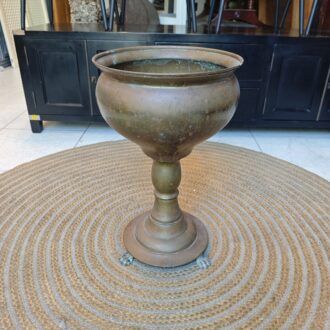 Copa antigua de latón con pedestal 10 1000486708 1