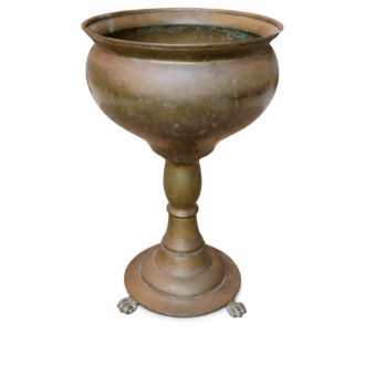 Novedades 3 Copa antigua de latón con pedestal