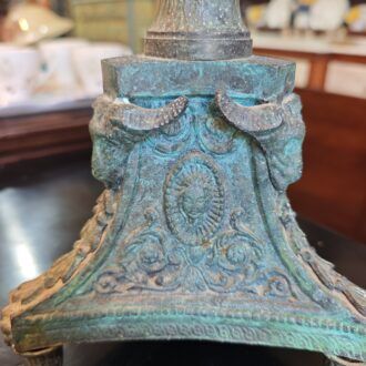 Lámpara de Mesa Vintage en Metal Tallado con Pantalla Plisada 10 1000489768 1