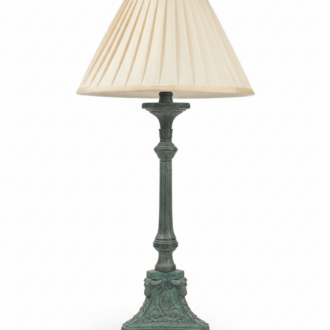 Inicio 11 Lámpara de Mesa Vintage en Metal Tallado con Pantalla Plisada