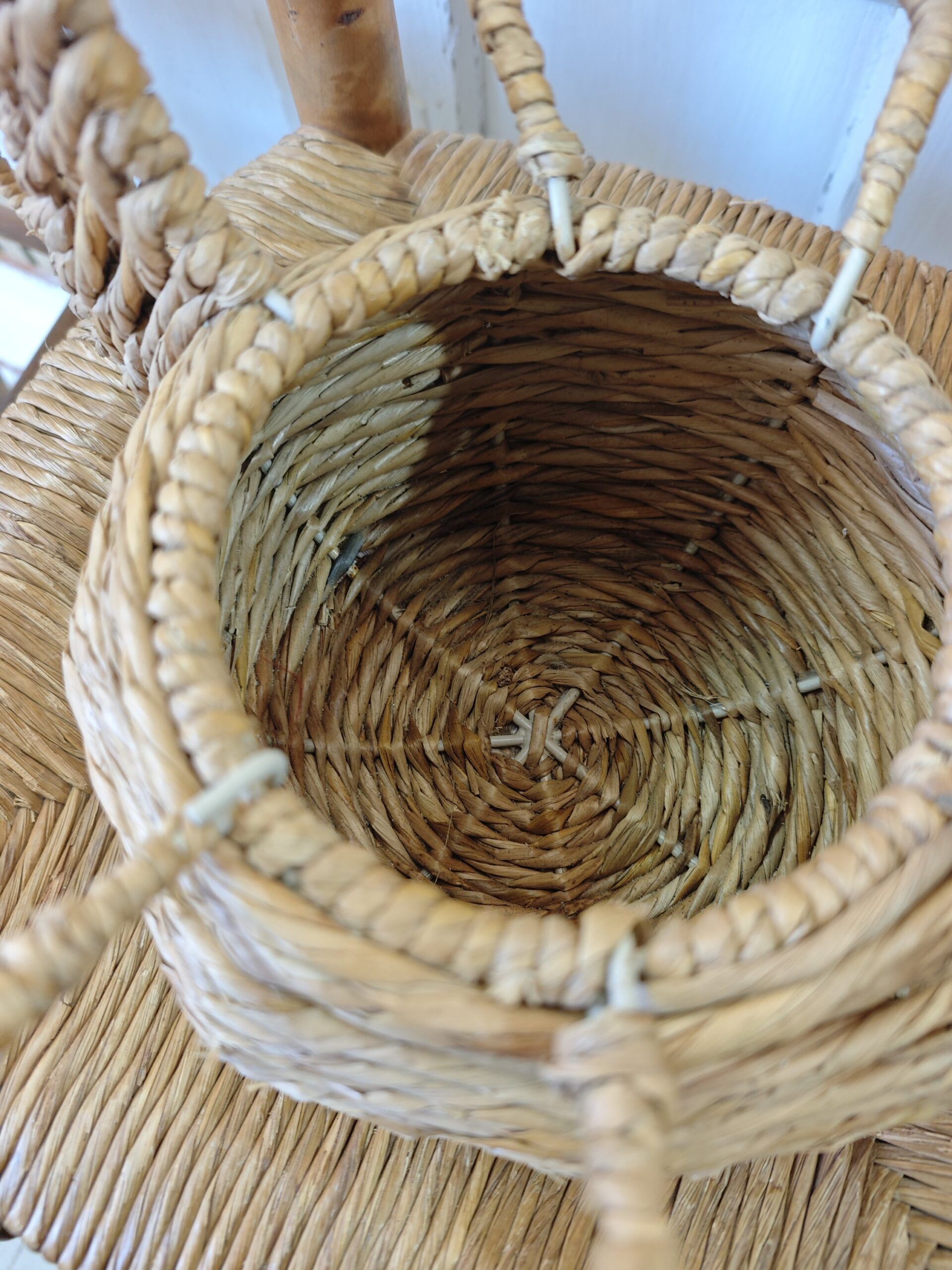 Huevera Artesanal de Enea en Forma de Gallina 4 Huevera Artesanal de Enea en Forma de Gallina - Imagen 4