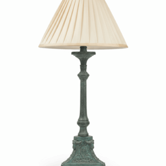 Lámpara de Mesa Vintage en Metal Tallado con Pantalla Plisada