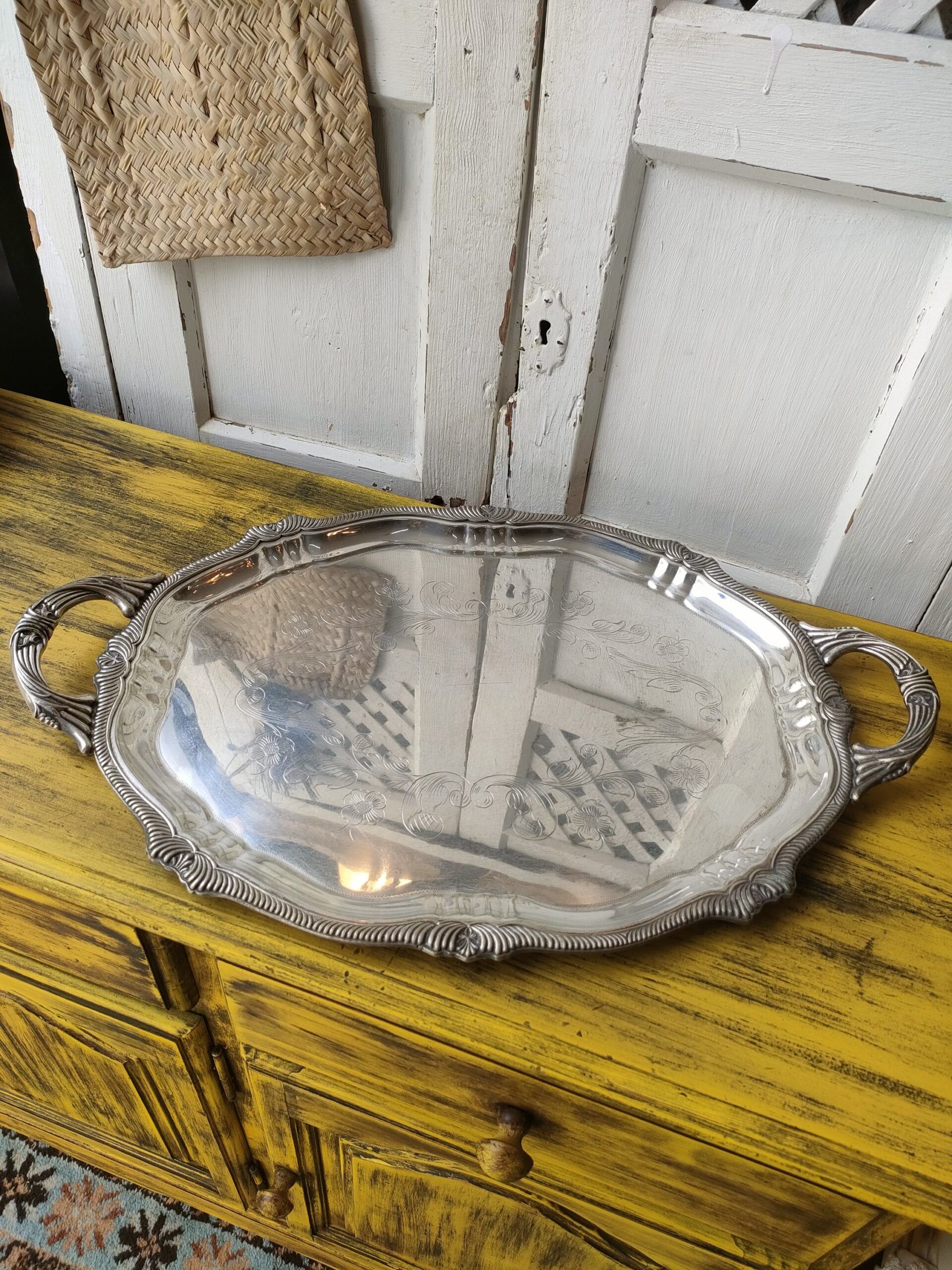 Bandeja Plateada Vintage con Asas – Estilo Neoclásico Grabado 2 Bandeja Plateada Vintage con Asas – Estilo Neoclásico Grabado - Imagen 2