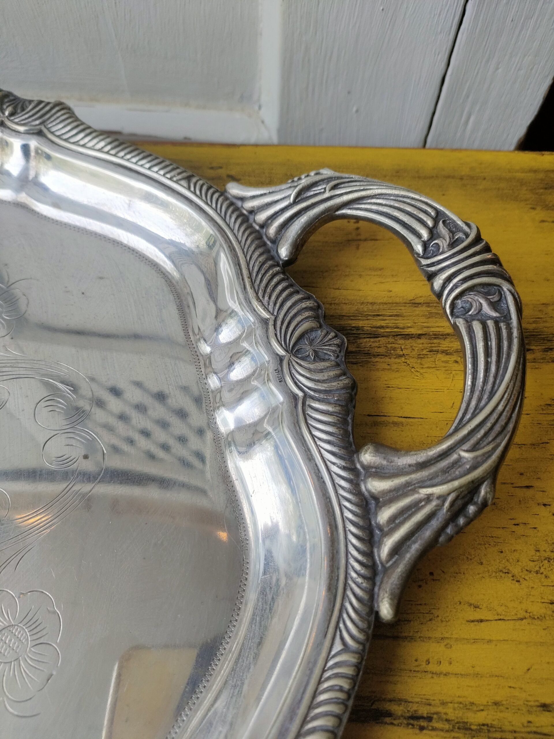 Bandeja Plateada Vintage con Asas – Estilo Neoclásico Grabado 4 Bandeja Plateada Vintage con Asas – Estilo Neoclásico Grabado - Imagen 4