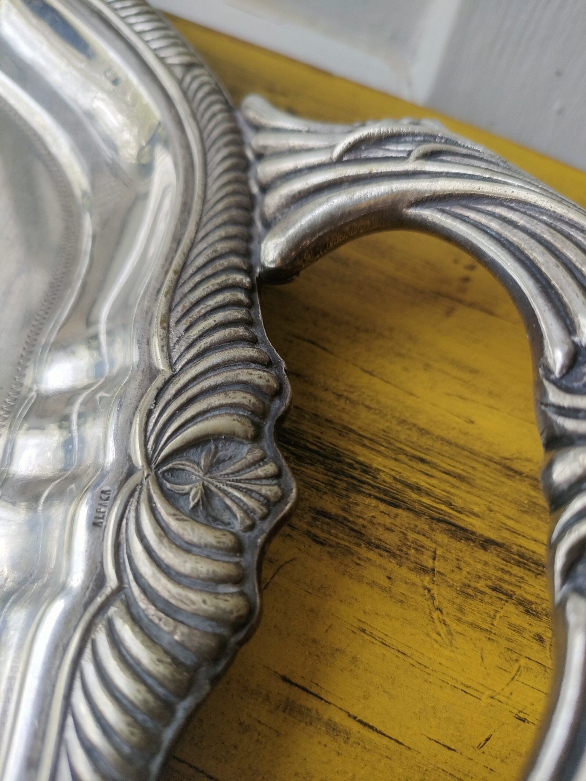 Bandeja Plateada Vintage con Asas – Estilo Neoclásico Grabado 5 Bandeja Plateada Vintage con Asas – Estilo Neoclásico Grabado - Imagen 5