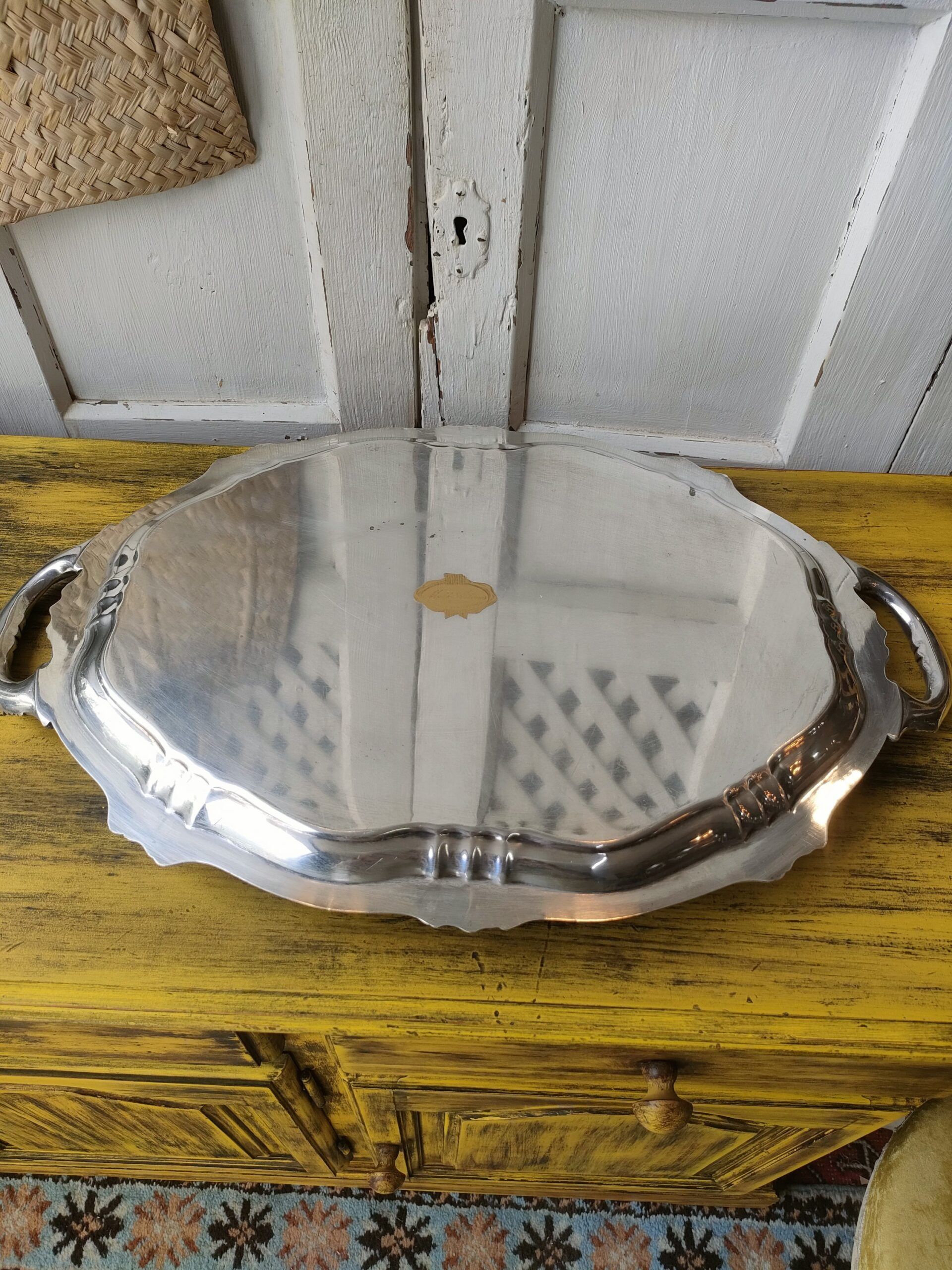 Bandeja Plateada Vintage con Asas – Estilo Neoclásico Grabado 3 Bandeja Plateada Vintage con Asas – Estilo Neoclásico Grabado - Imagen 3