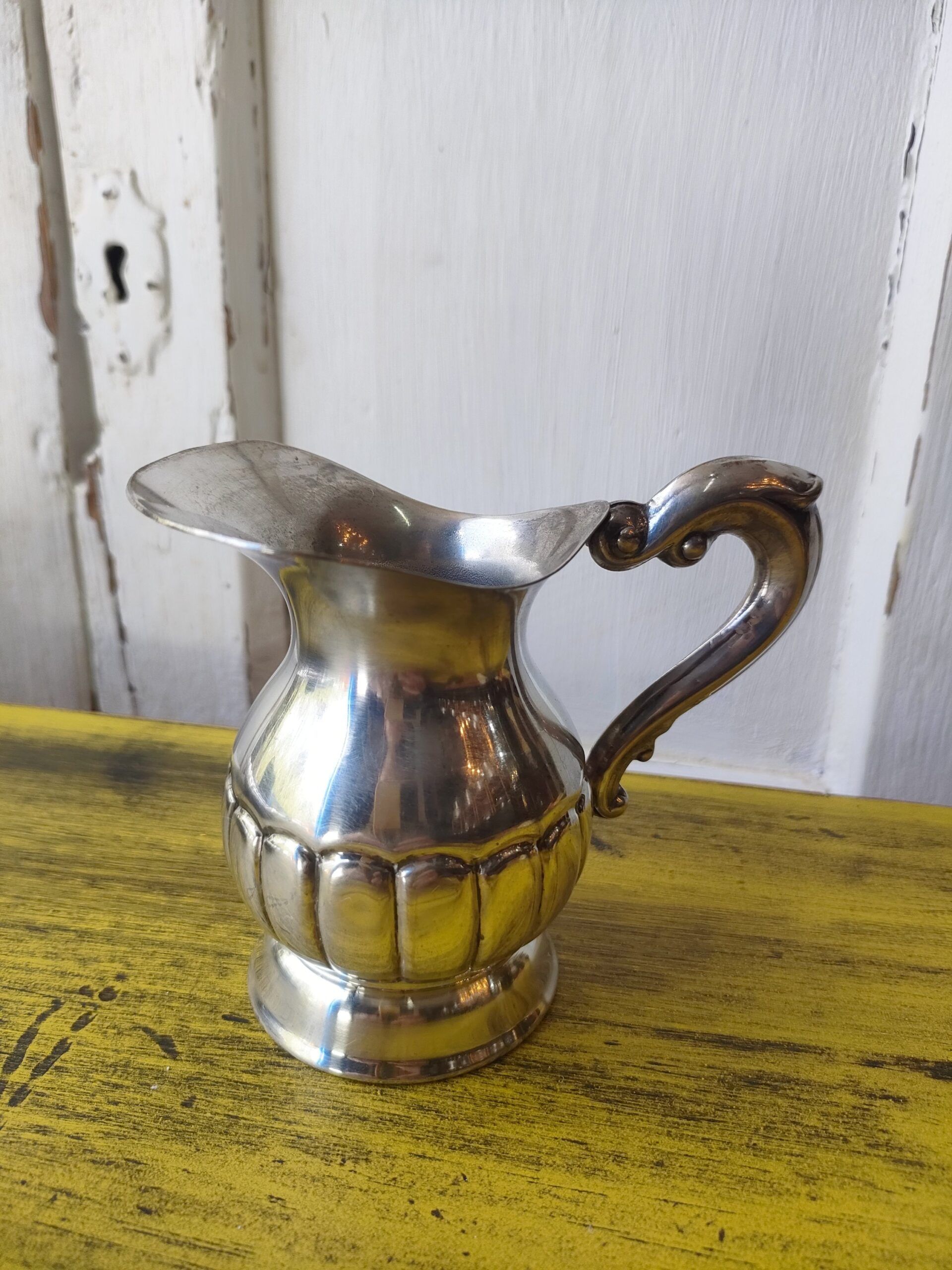 JVintage Silver Alpaca Jug with Fluted Design3Image Jarra de Alpaca Plateada Vintage con Diseño Estriado - Image 3