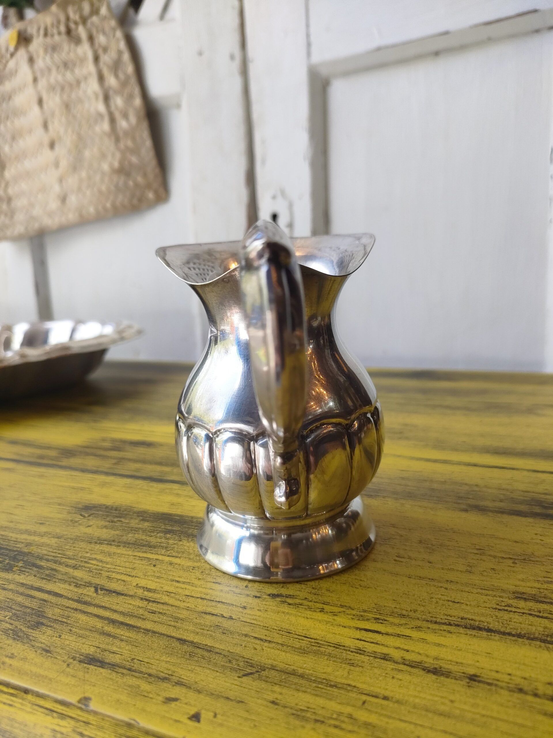 JVintage Silver Alpaca Jug with Fluted Design4Image Jarra de Alpaca Plateada Vintage con Diseño Estriado - Image 4