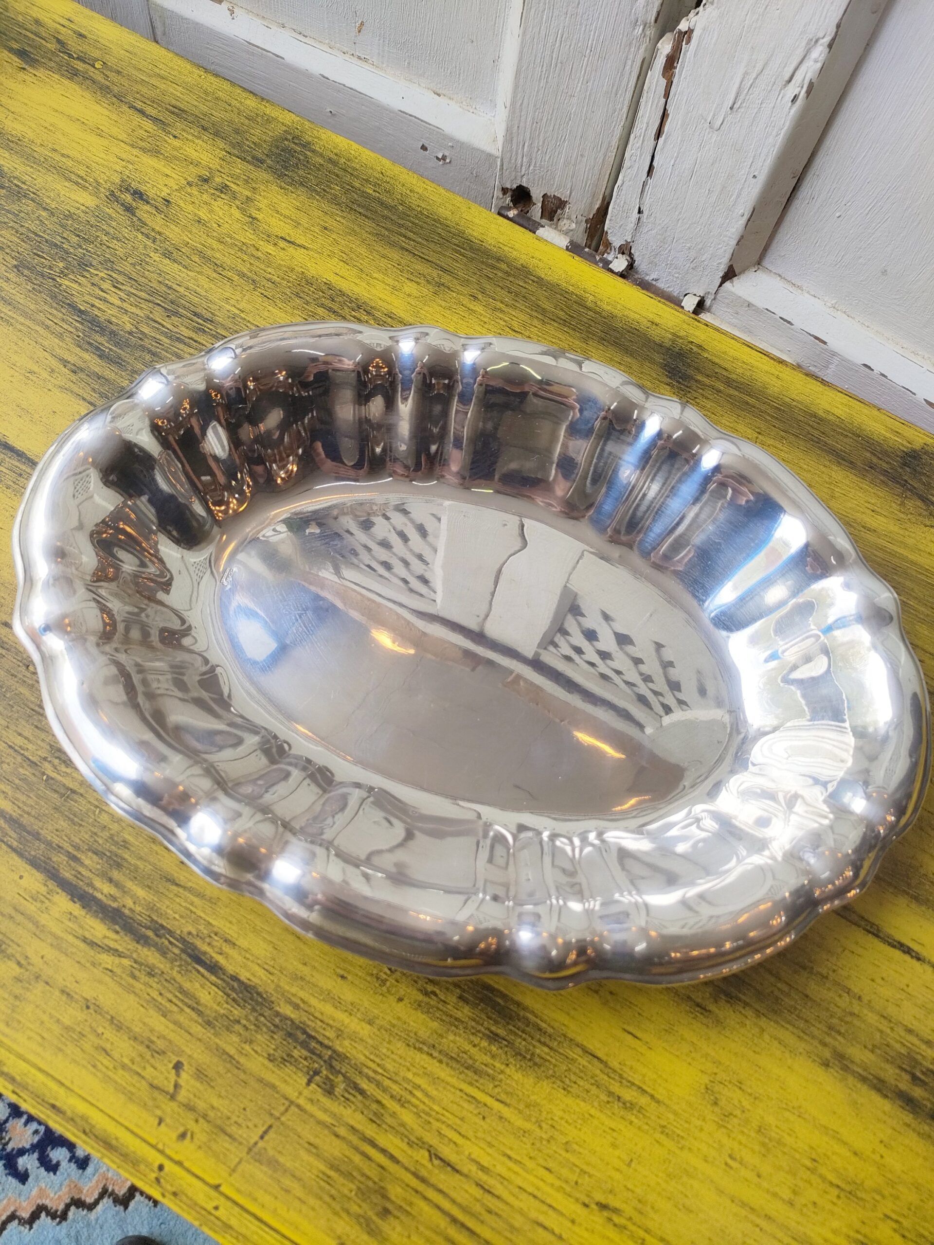 Centro de Mesa Alpaca Plateada Meneses – Bandeja Ovalada Gallonada Vintage 3 Centro de Mesa Alpaca Plateada Meneses – Bandeja Ovalada Gallonada Vintage - Imagen 3