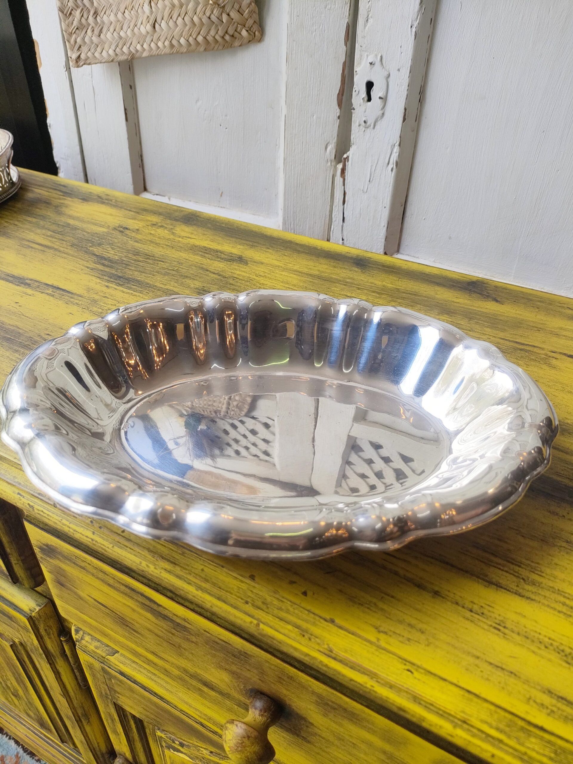 Centro de Mesa Alpaca Plateada Meneses – Bandeja Ovalada Gallonada Vintage 4 Centro de Mesa Alpaca Plateada Meneses – Bandeja Ovalada Gallonada Vintage - Imagen 4