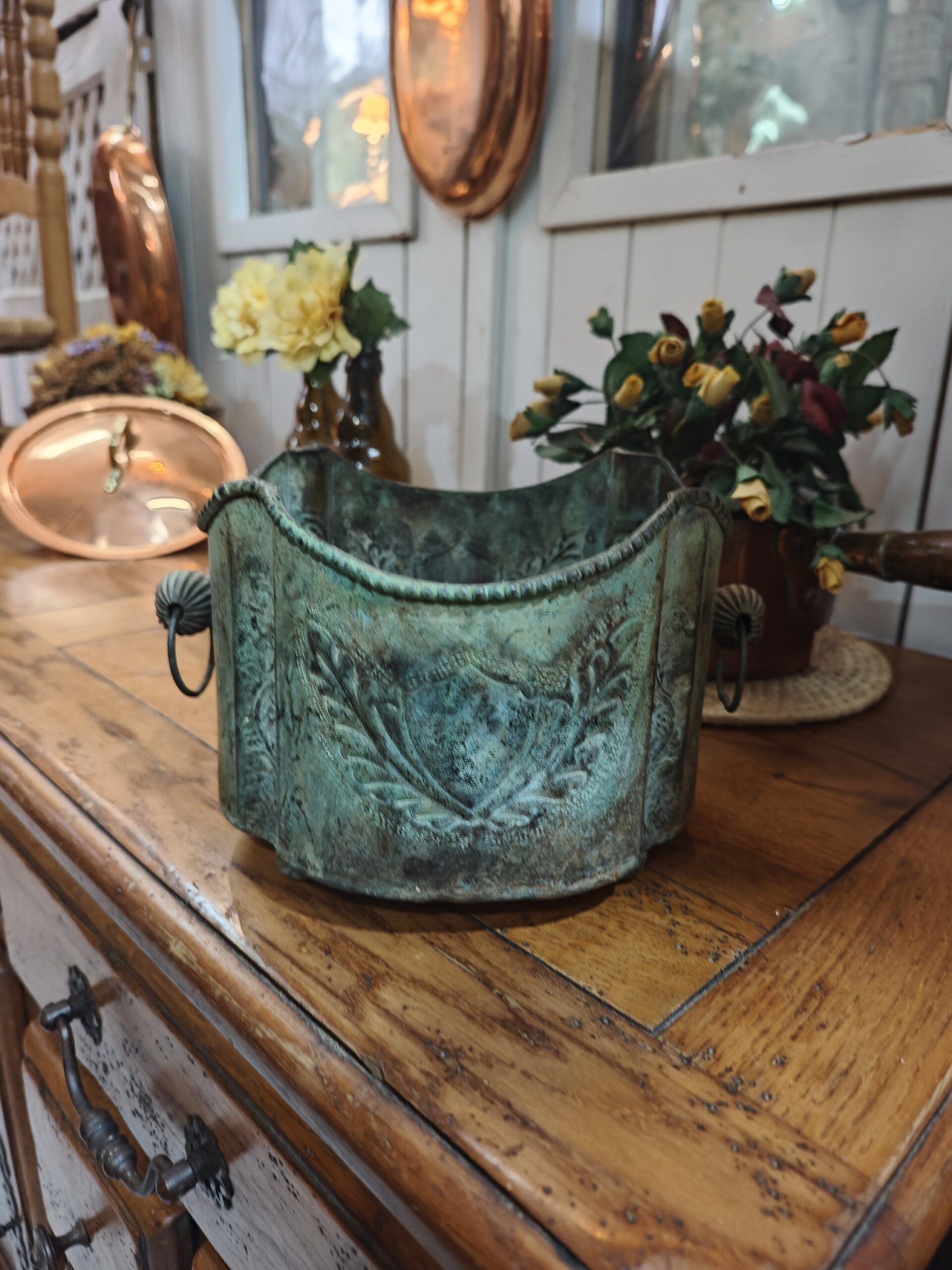 Macetero Antiguo de Metal con Pátina Verdigris y Relieves - Jardinera Vintage Decorativa 2 Macetero Antiguo de Metal con Pátina Verdigris y Relieves - Jardinera Vintage Decorativa - Imagen 2