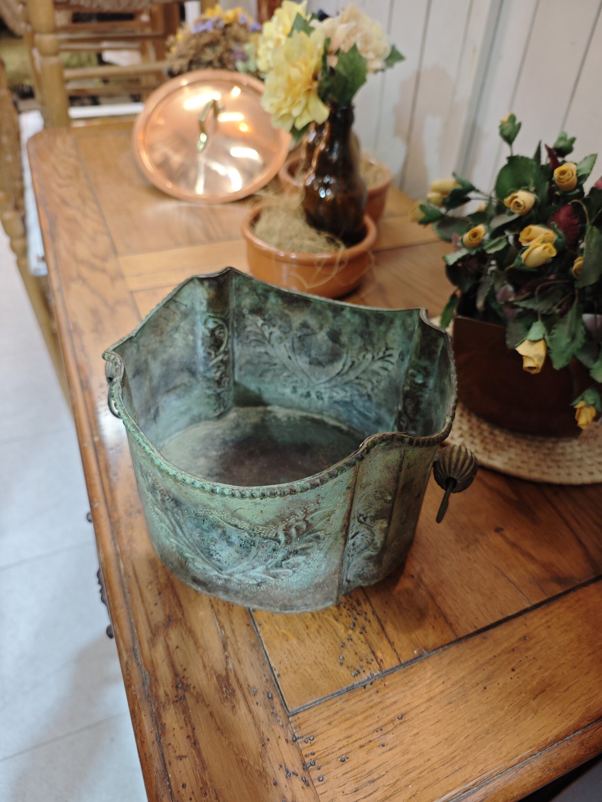 Macetero Antiguo de Metal con Pátina Verdigris y Relieves - Jardinera Vintage Decorativa 4 Macetero Antiguo de Metal con Pátina Verdigris y Relieves - Jardinera Vintage Decorativa - Imagen 4