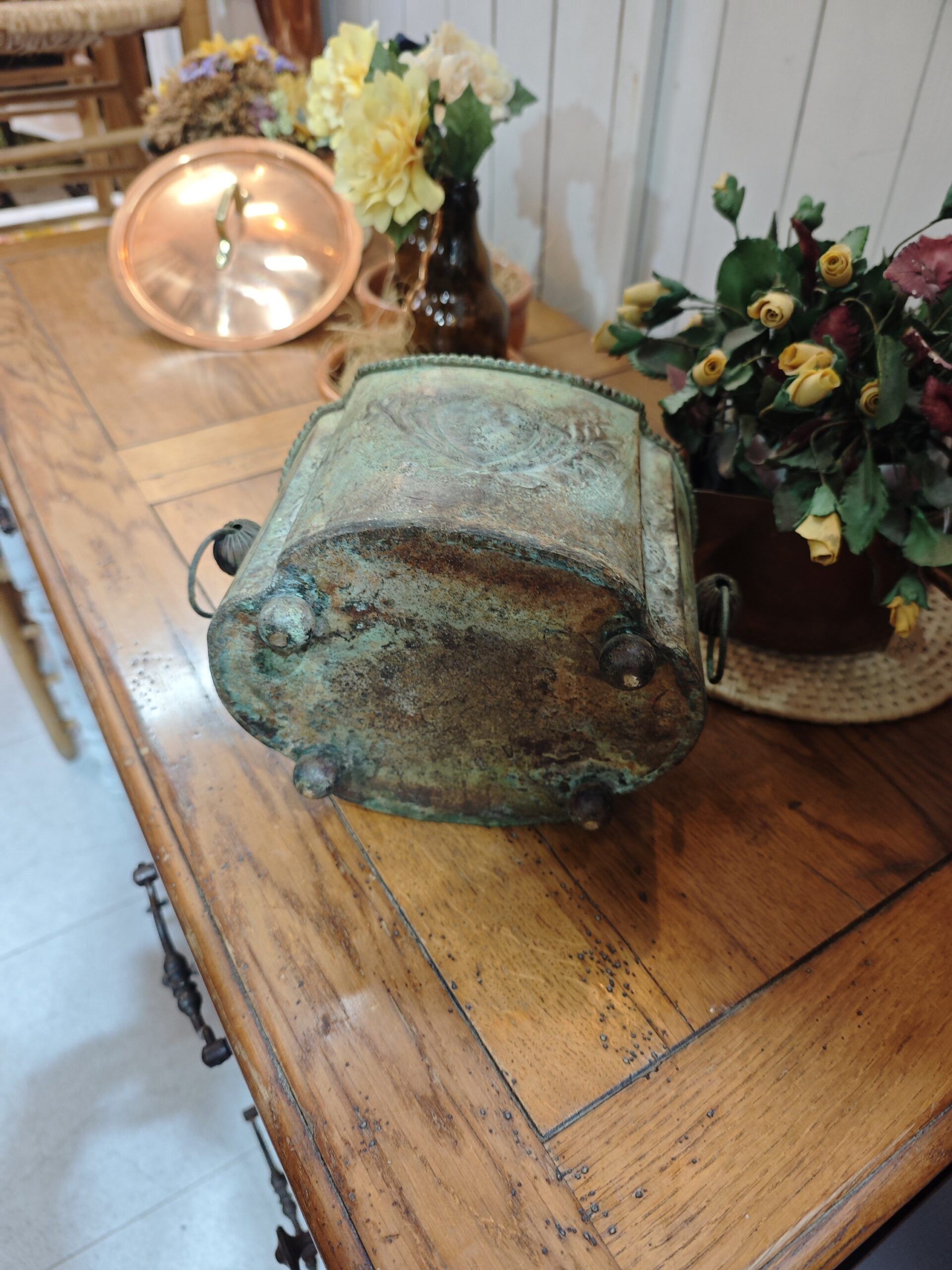 Macetero Antiguo de Metal con Pátina Verdigris y Relieves - Jardinera Vintage Decorativa 3 Macetero Antiguo de Metal con Pátina Verdigris y Relieves - Jardinera Vintage Decorativa - Imagen 3