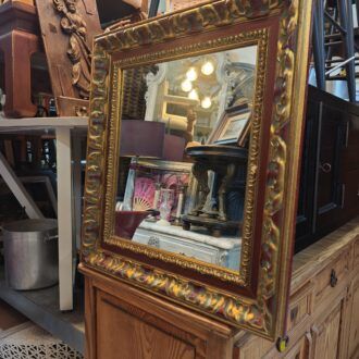 Espejo de Estilo Barroco con Marco Tallado en Dorado y Granate 8 1000499175