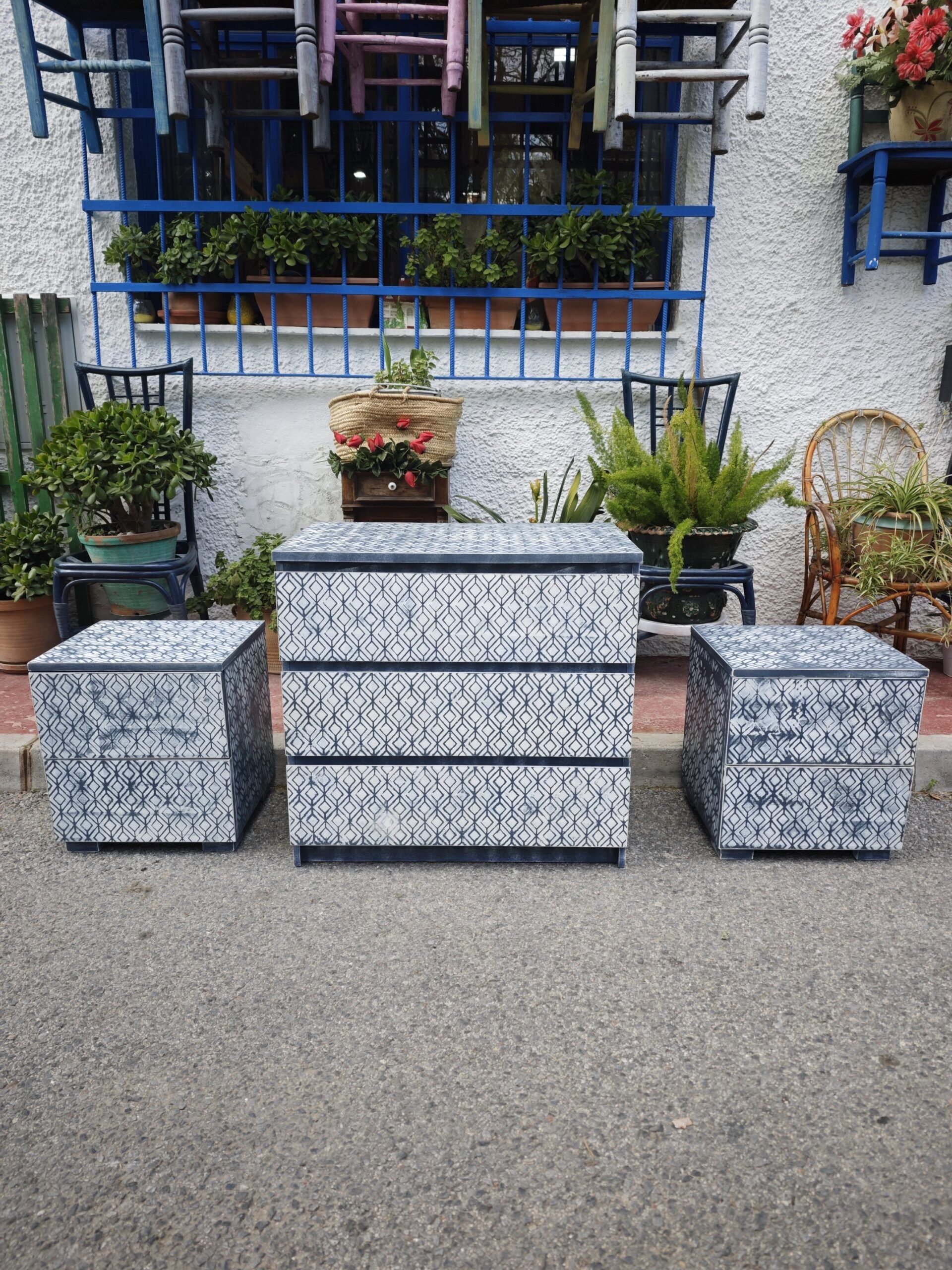 Conjunto de Dormitorio de Cómoda y Mesitas de Noche con Estampado Geométrico 2 Conjunto de Dormitorio de Cómoda y Mesitas de Noche con Estampado Geométrico - Imagen 2