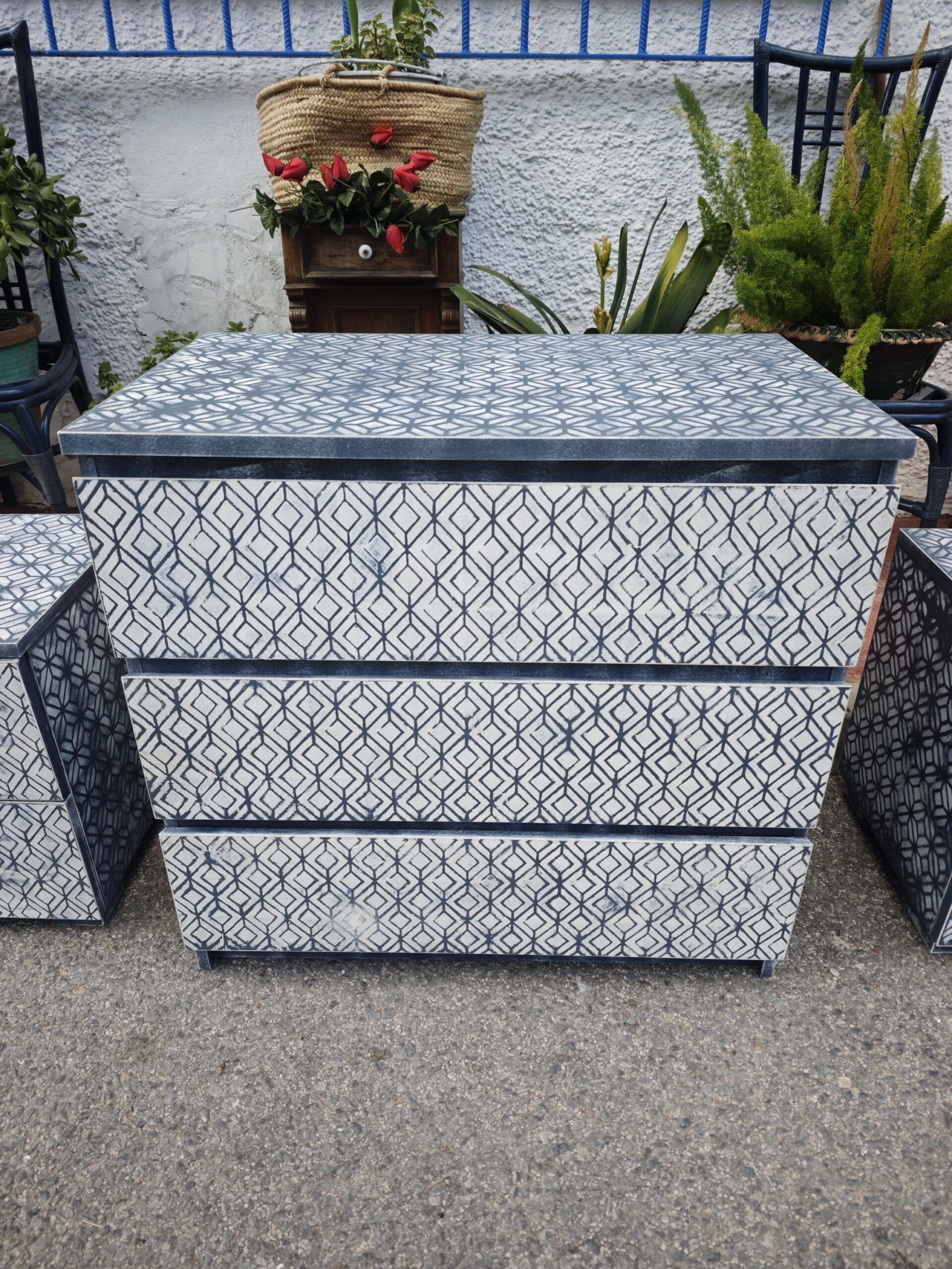 Conjunto de Dormitorio de Cómoda y Mesitas de Noche con Estampado Geométrico 8 Conjunto de Dormitorio de Cómoda y Mesitas de Noche con Estampado Geométrico - Imagen 8