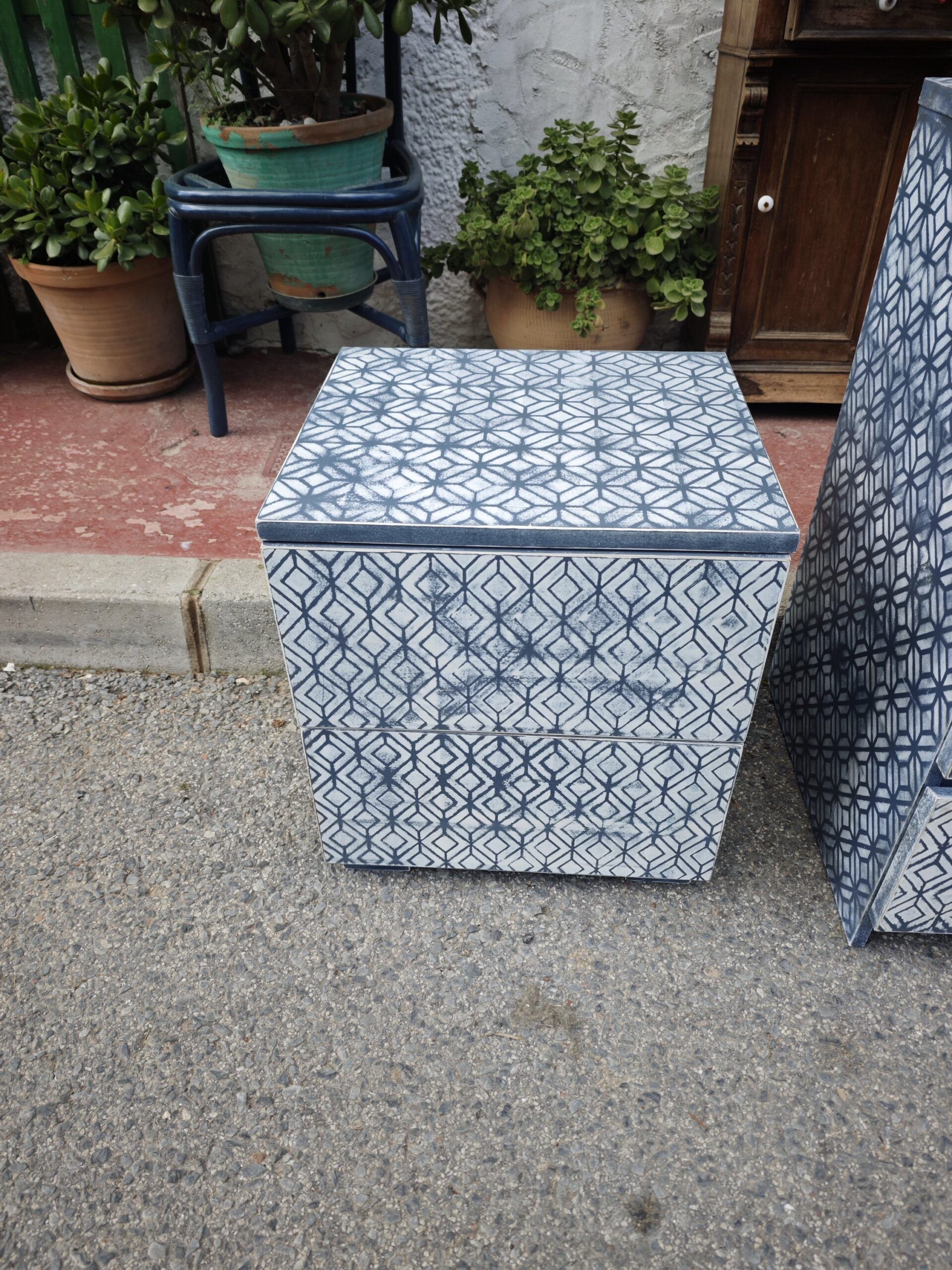 Conjunto de Dormitorio de Cómoda y Mesitas de Noche con Estampado Geométrico 7 Conjunto de Dormitorio de Cómoda y Mesitas de Noche con Estampado Geométrico - Imagen 7