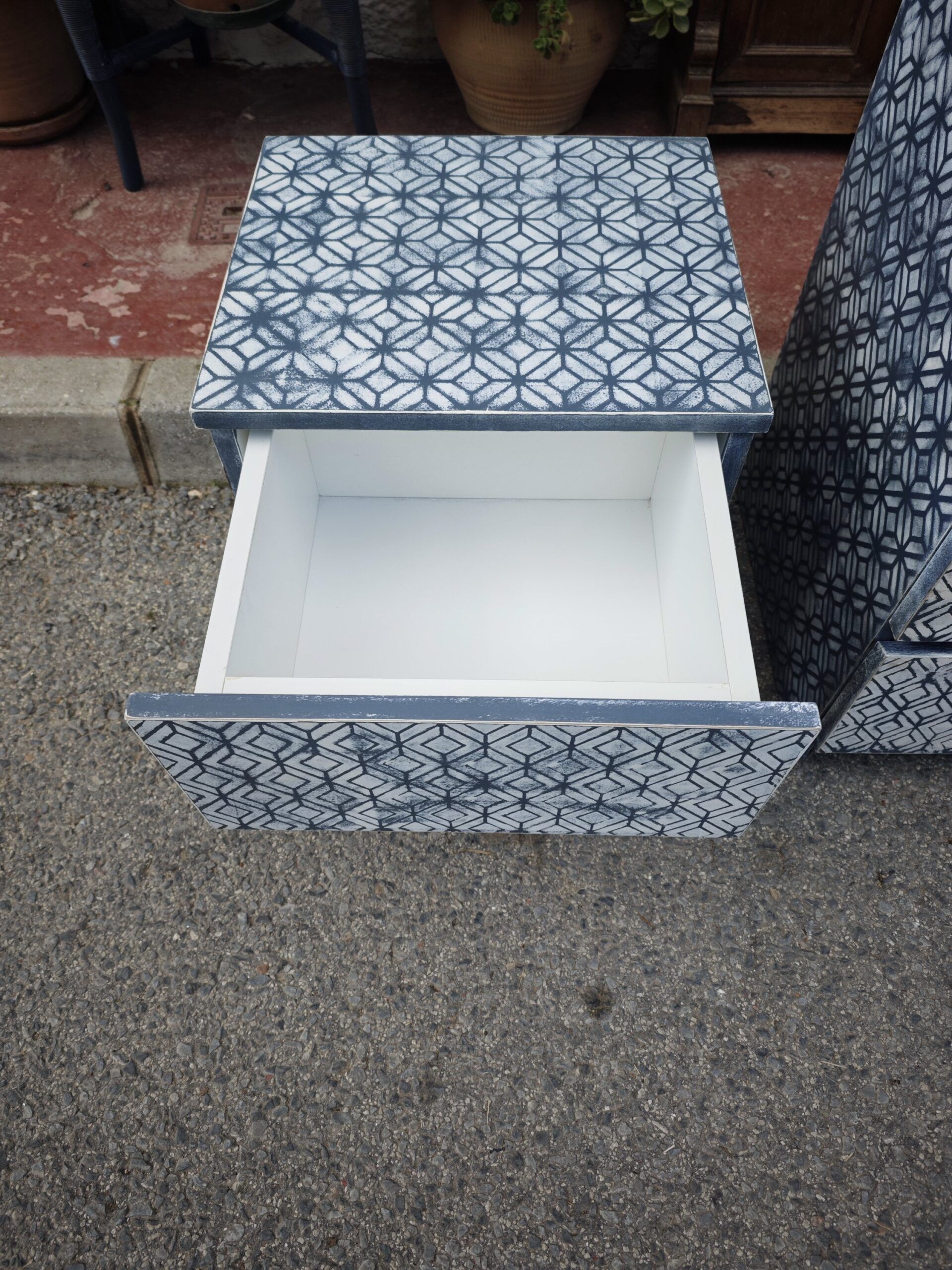 Conjunto de Dormitorio de Cómoda y Mesitas de Noche con Estampado Geométrico 6 Conjunto de Dormitorio de Cómoda y Mesitas de Noche con Estampado Geométrico - Imagen 6