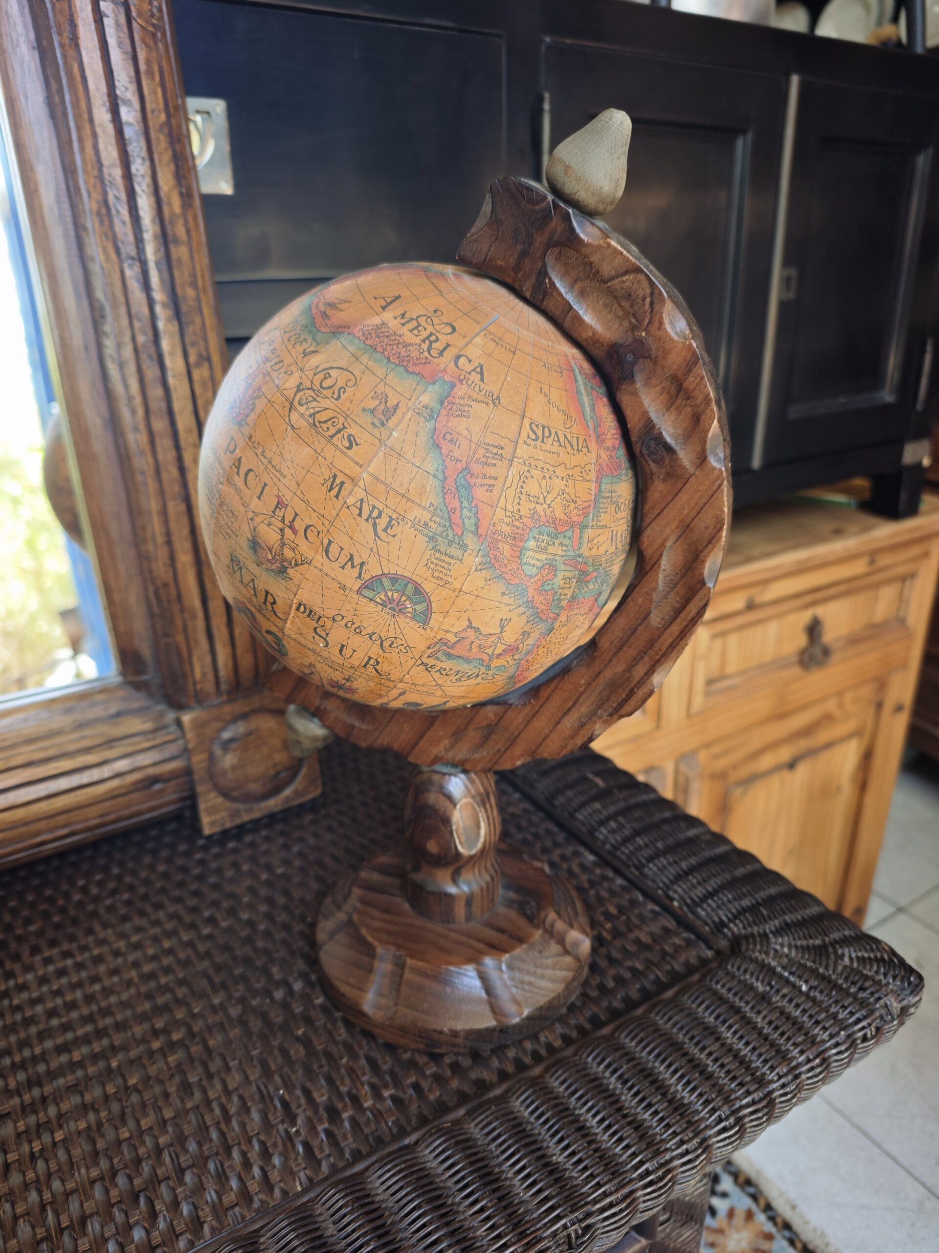 Globo Terráqueo Vintage de Madera Tallada - Estilo Cartografía Antigua 2 Globo Terráqueo Vintage de Madera Tallada - Estilo Cartografía Antigua - Imagen 2