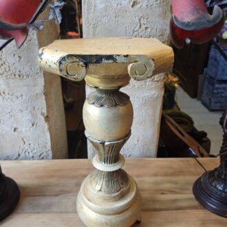 Pedestal de Madera Tallada Estilo Clásico con Acabado Dorado y Patina Antigua 5 1000506917