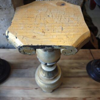 Pedestal de Madera Tallada Estilo Clásico con Acabado Dorado y Patina Antigua 7 1000506919 2