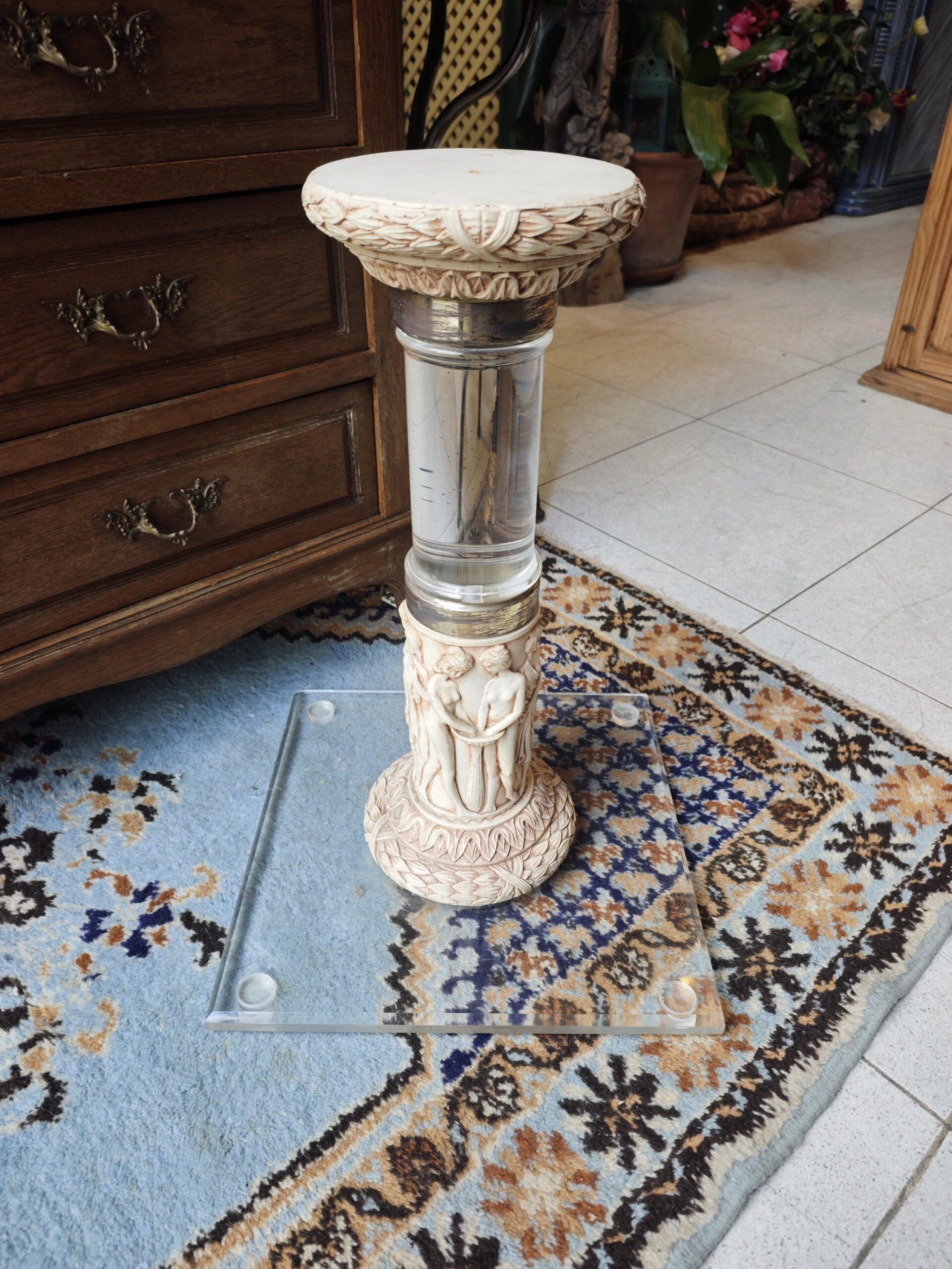 Pedestal Vintage de Resina Esculpida y Metacrilato 2 Pedestal Vintage de Resina Esculpida y Metacrilato - Imagen 2