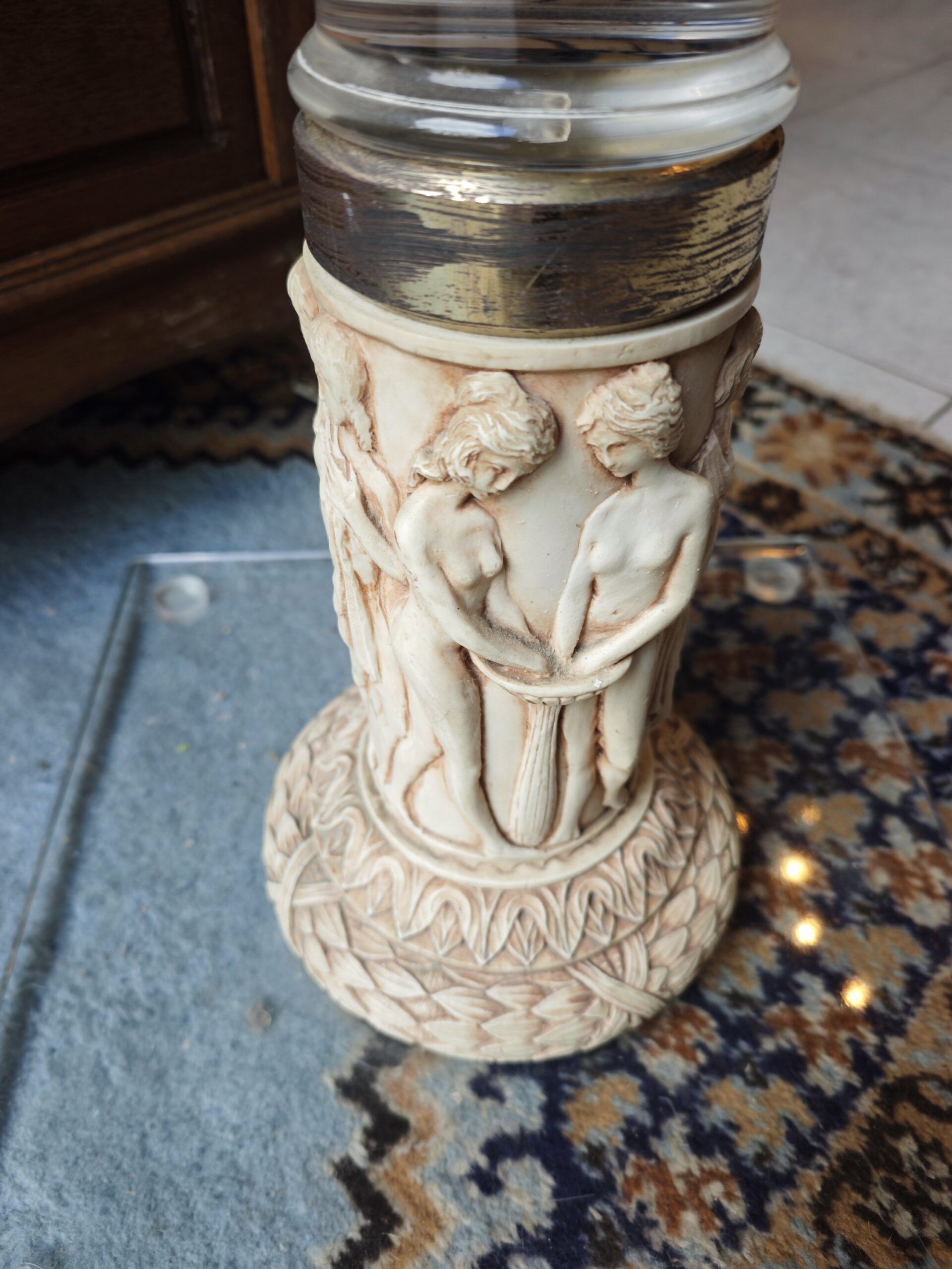 Pedestal Vintage de Resina Esculpida y Metacrilato 3 Pedestal Vintage de Resina Esculpida y Metacrilato - Imagen 3