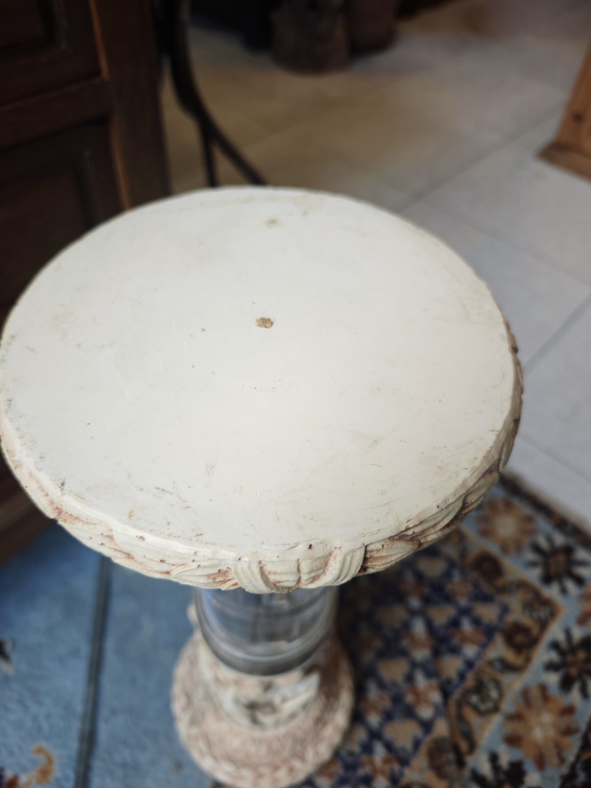 Pedestal Vintage de Resina Esculpida y Metacrilato 4 Pedestal Vintage de Resina Esculpida y Metacrilato - Imagen 4