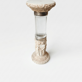 Pedestal Vintage de Resina Esculpida y Metacrilato