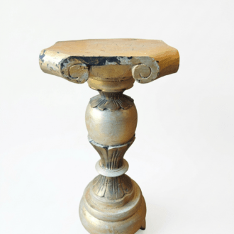 Pedestal de Madera Tallada Estilo Clásico con Acabado Dorado y Patina Antigua
