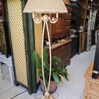 Lámpara de Pie Clásica Vintage de Metal Dorado y Base de Mármol - Estilo Neoclásico 8 1000507474