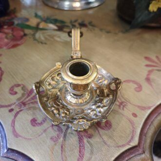 Palmatorio de metal fundido con asa de voluta y relieves ornamentales Estilo Neoclásico - Siglo XIX 6 1000509330