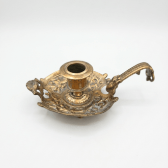 Palmatorio de metal fundido con asa de voluta y relieves ornamentales Estilo Neoclásico - Siglo XIX