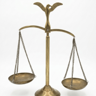 Báscula de boticario de latón con diseño de ave de rapiña y platos suspendidos, estilo Art Nouveau / Neoclásico