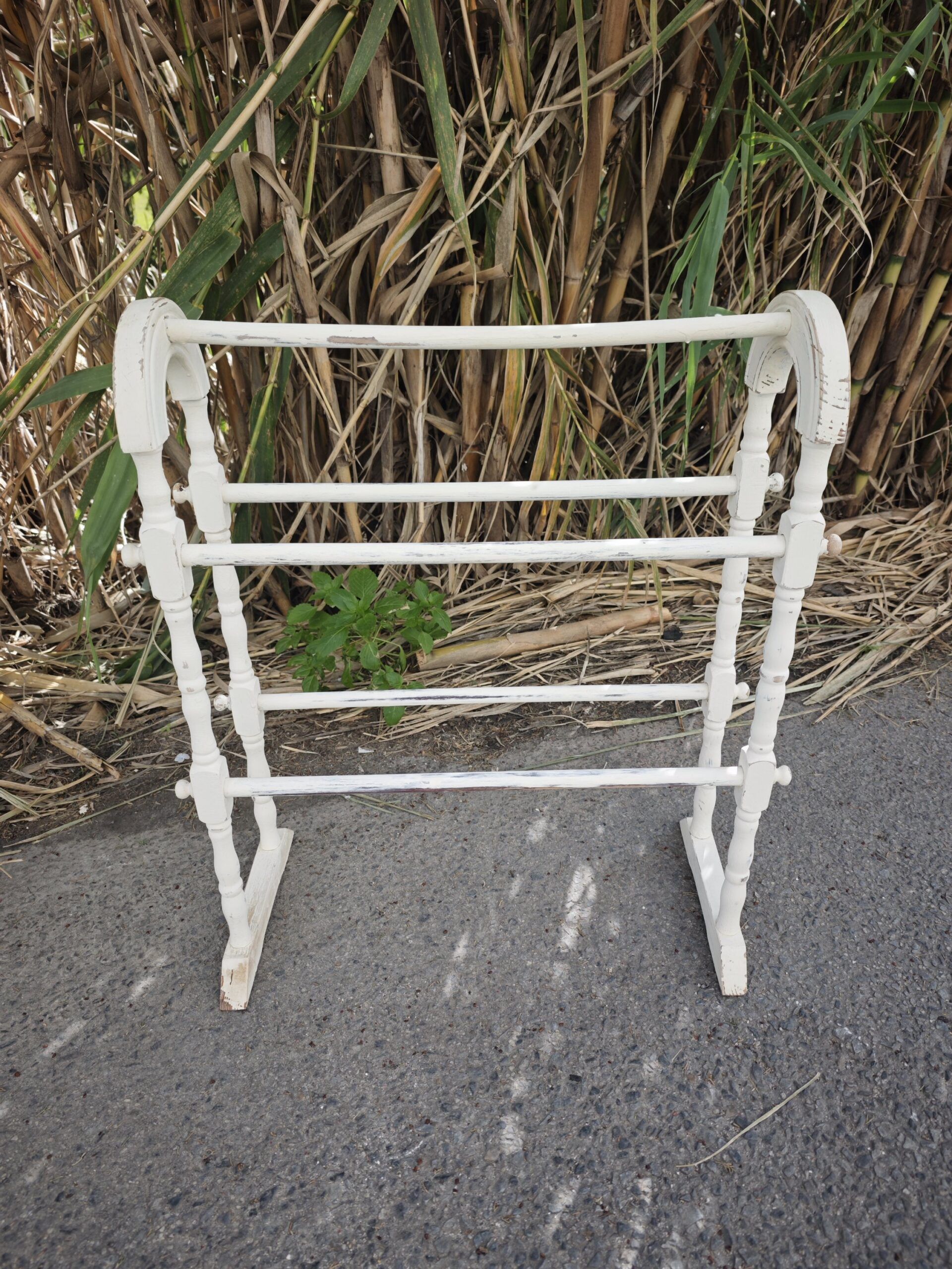 TVintage Turned Wood Standing Towel Rack with Pickled White Shabby Chic Finish3Image Toallero de Pie Vintage de Madera Torneada con Acabado Shabby Chic Blanco Decapado - Image 3
