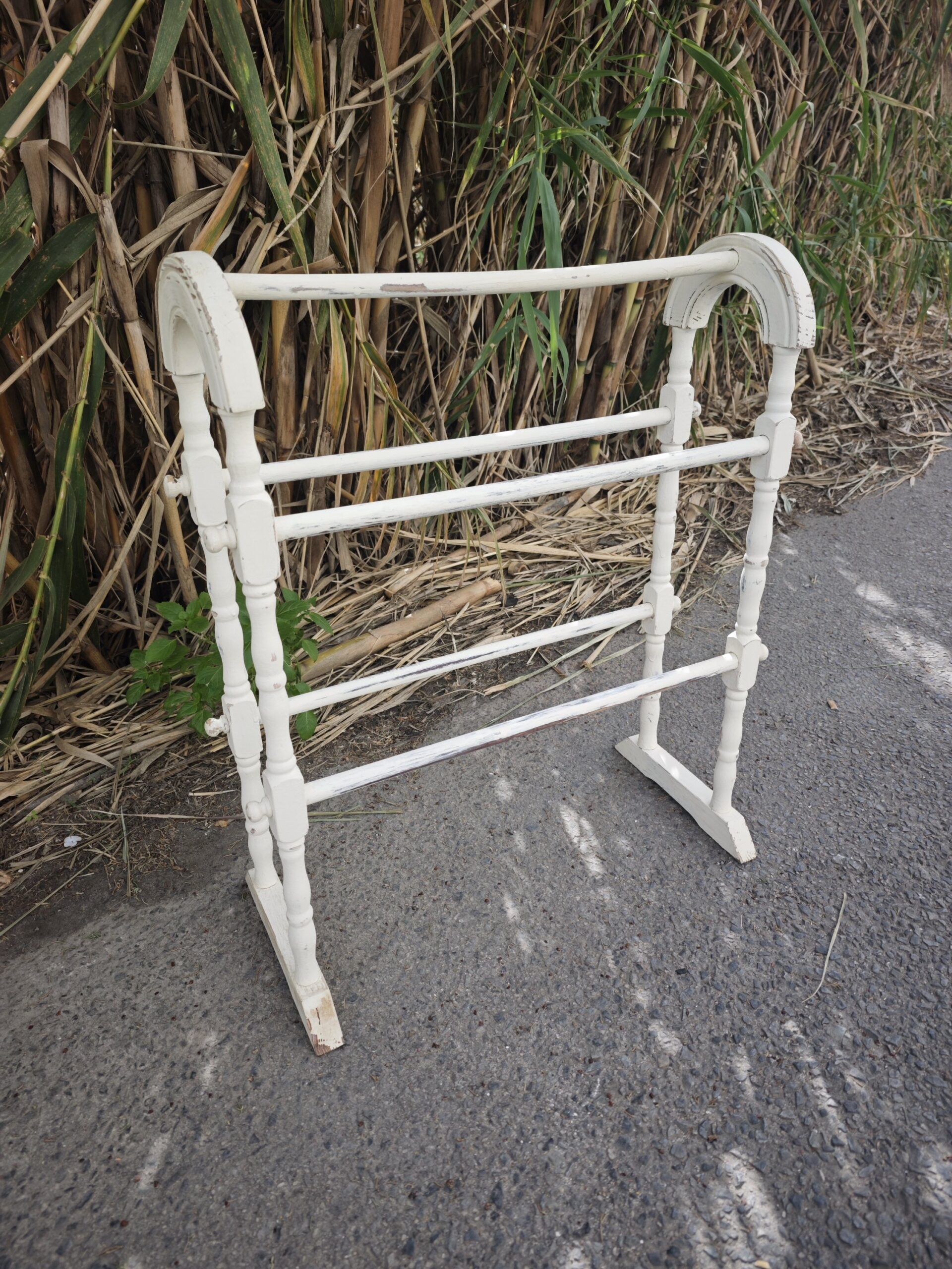 TVintage Turned Wood Standing Towel Rack with Pickled White Shabby Chic Finish4Image Toallero de Pie Vintage de Madera Torneada con Acabado Shabby Chic Blanco Decapado - Image 4