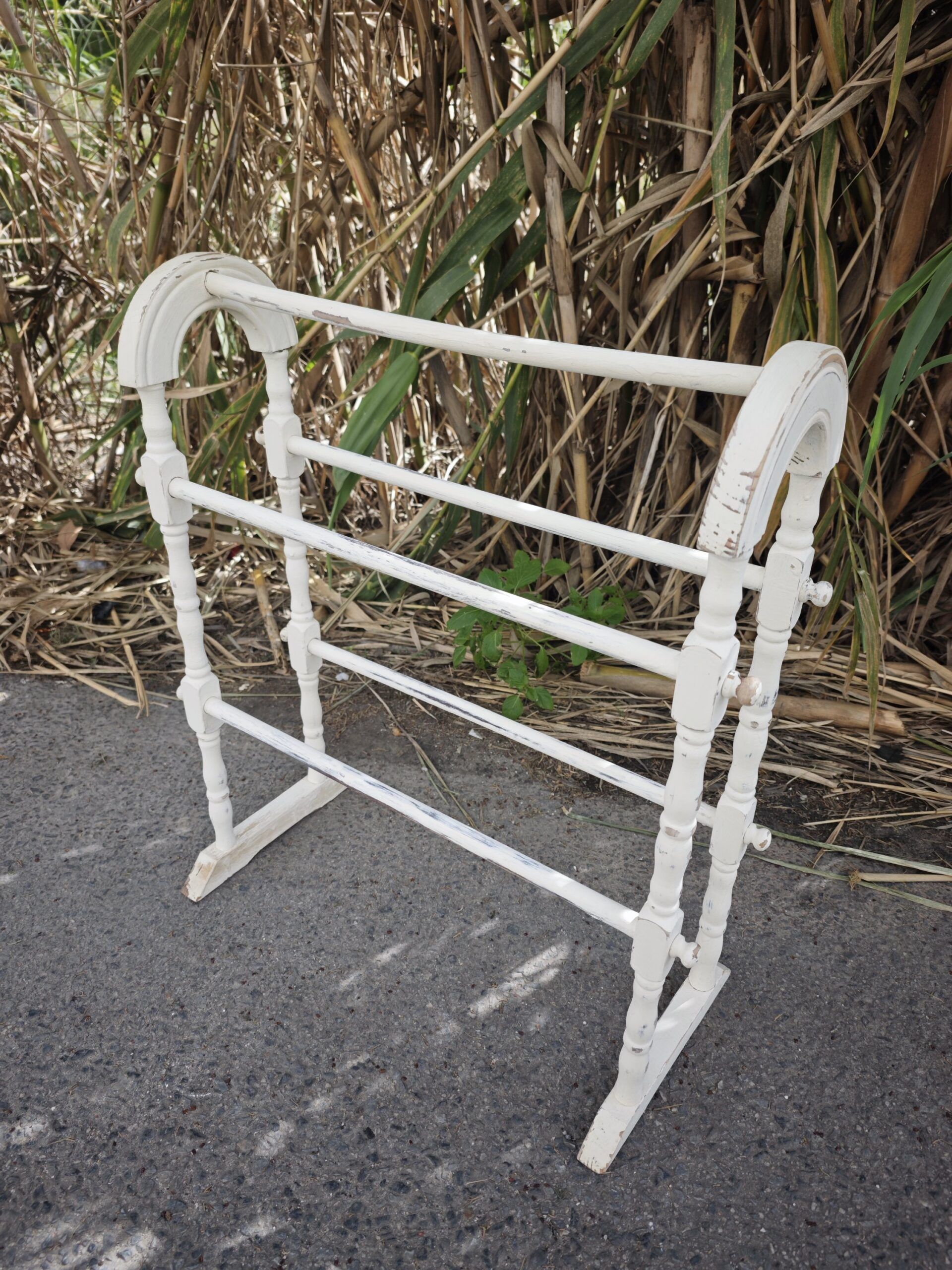 TVintage Turned Wood Standing Towel Rack with Pickled White Shabby Chic Finish2Image Toallero de Pie Vintage de Madera Torneada con Acabado Shabby Chic Blanco Decapado - Image 2