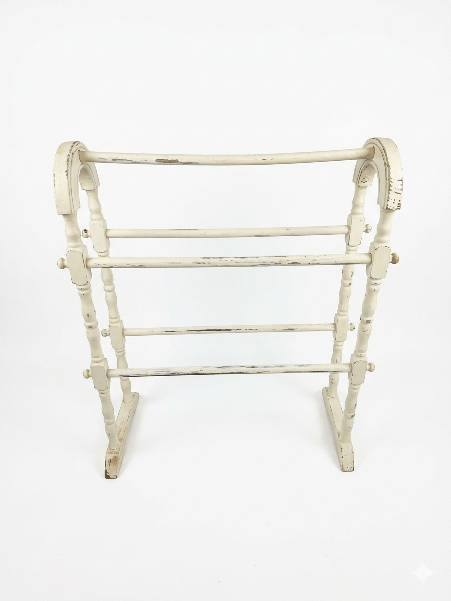 Vintage Turned Wood Standing Towel Rack with Pickled White Shabby Chic Finish 1 Toallero de Pie Vintage de Madera Torneada con Acabado Shabby Chic Blanco Decapado.