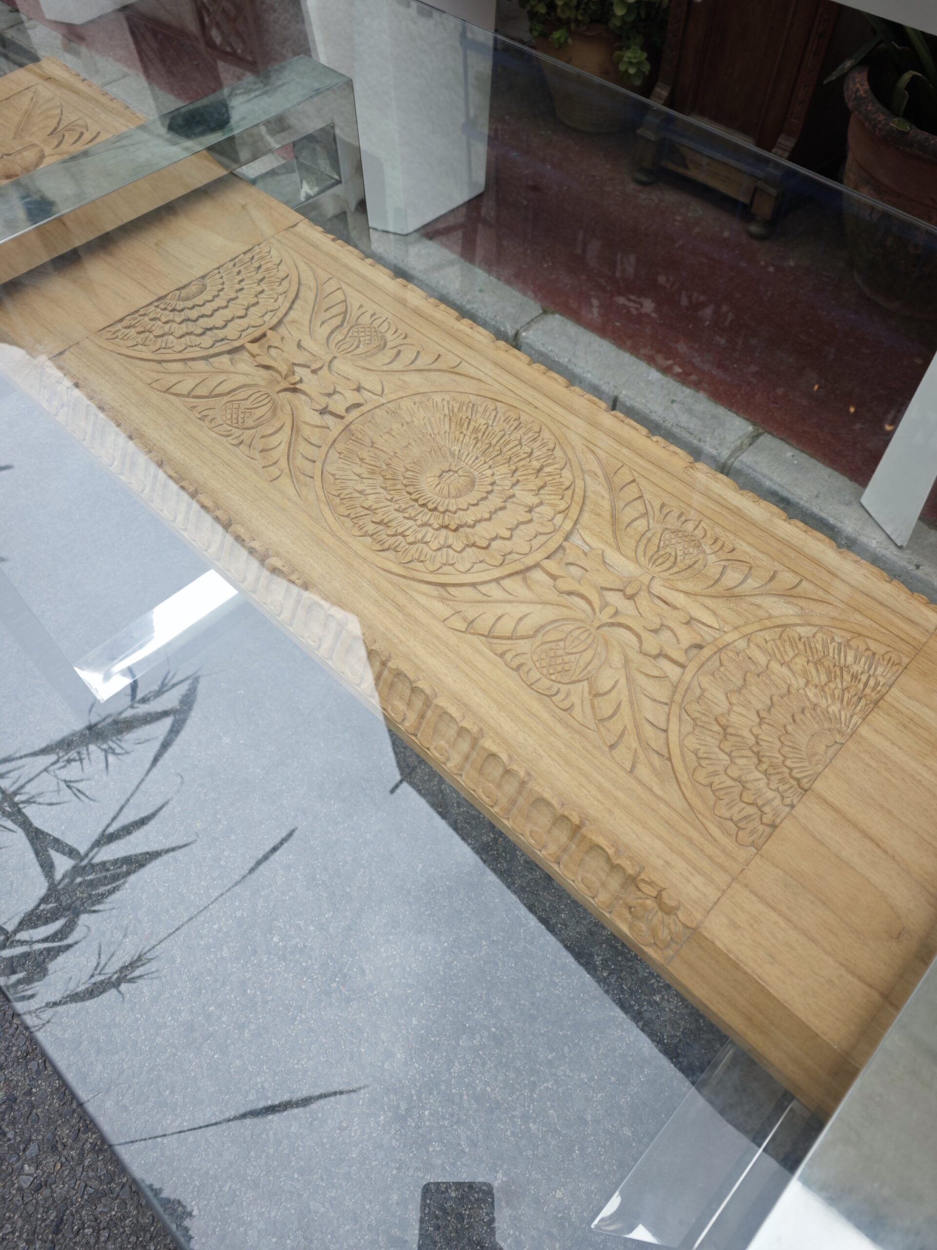 Mesa Comedor de Cristal base de metal talla madera Contemporánea 5 Mesa Comedor de Cristal base de metal talla madera Contemporánea - Imagen 5